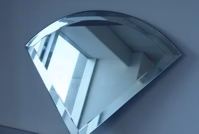 Pequeña máquina automática de corte de espejos de vidrio plano CNC Mini utilizada para maquinaria de corte de láminas de vidrio de espuma redonda con forma